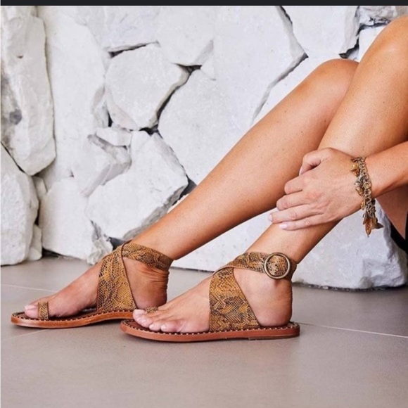 BEEK Crossed Ankle Strap Studded Snakeskin Toe Loop Sandal Sz 9 - Picture 1 of 10